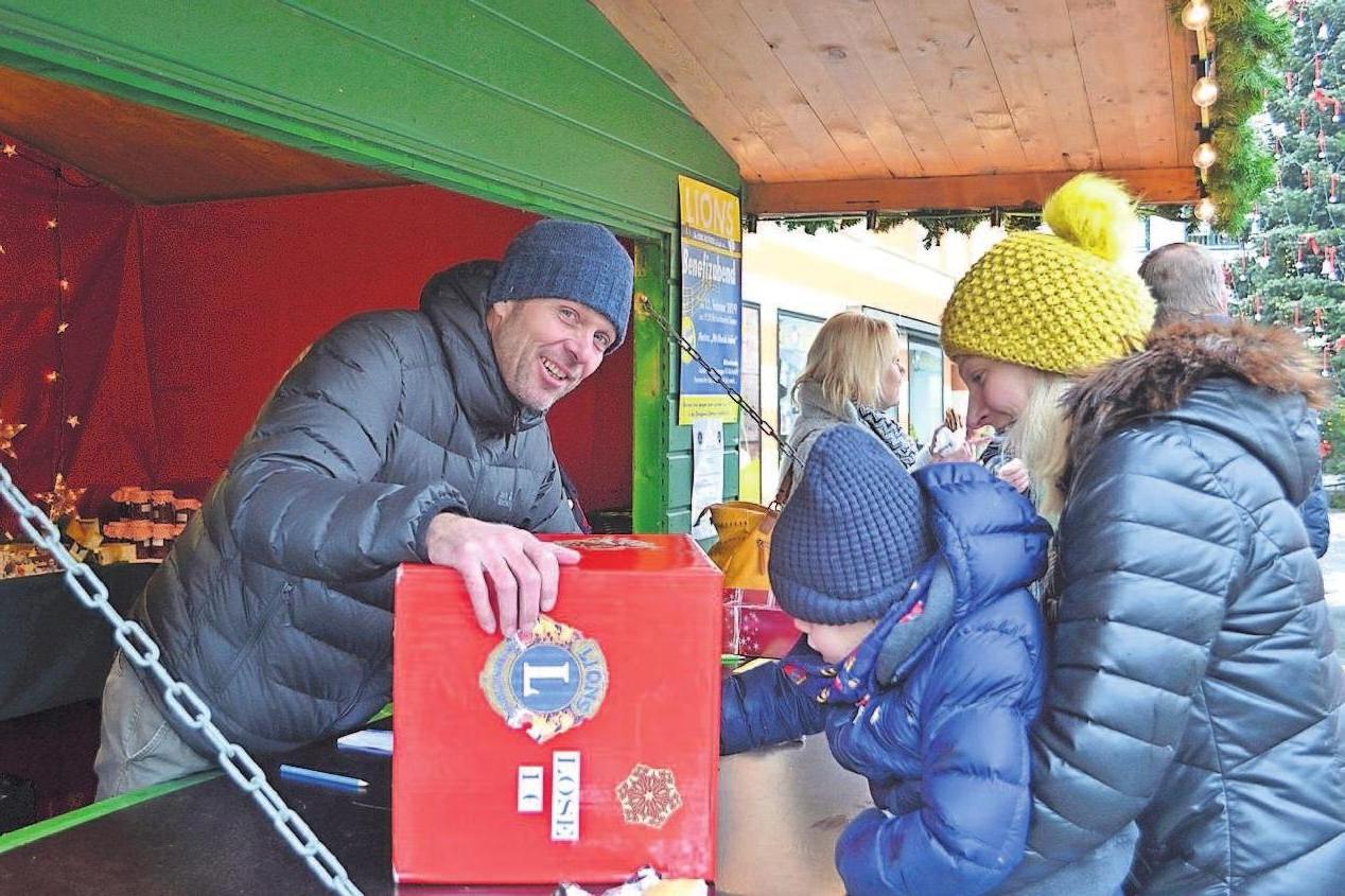 Das Lions-Hilfswerk „Selb an der Porzellanstraße“ verkauft Lose, solange der Vorrat reicht. Das Lions-Hilfswerk „Selb an der Porzellanstraße“ verkauft Lose, solange der Vorrat reicht.