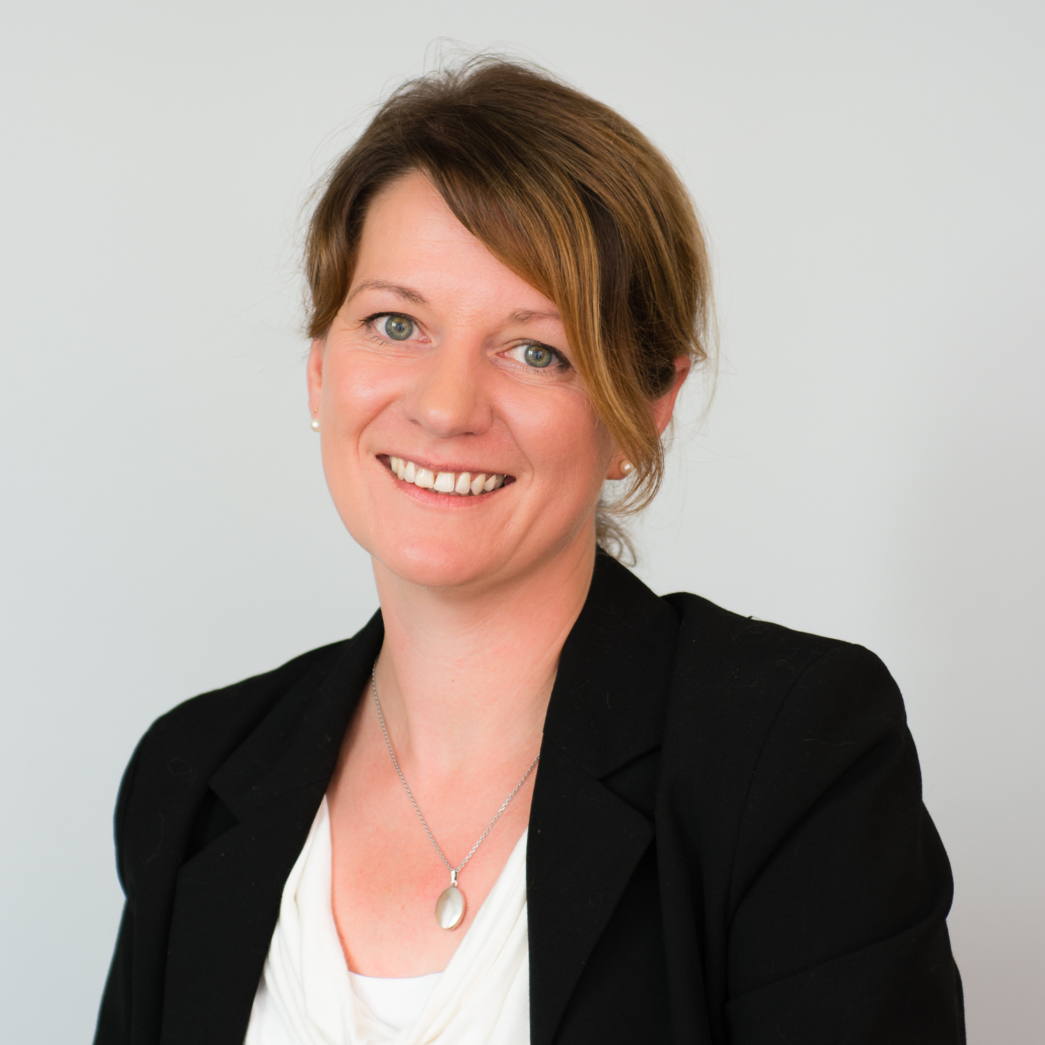 „Mit der neuen M@dita-App können Schwangere in Schleswig-Holstein jederzeit auf ihren digitalen Mutterpass zugreifen“, sagt AOK-Landesdirektorin Iris Kröner. „Mit der neuen M@dita-App können Schwangere in Schleswig-Holstein jederzeit auf ihren digitalen Mutterpass zugreifen“, sagt AOK-Landesdirektorin Iris Kröner.