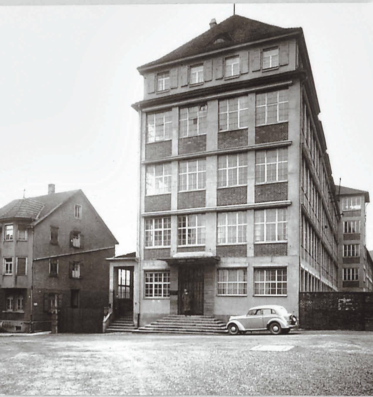 Im Bild oben links der Firmenstandort in der Talstraße 1940, daneben der heutige. Auf die Ausbildung eigener Fachkräfte wird viel Wert gelegt. FOTOS: CHIRON Im Bild oben links der Firmenstandort in der Talstraße 1940, daneben der heutige. Auf die Ausbildung eigener Fachkräfte wird viel Wert gelegt. FOTOS: CHIRON