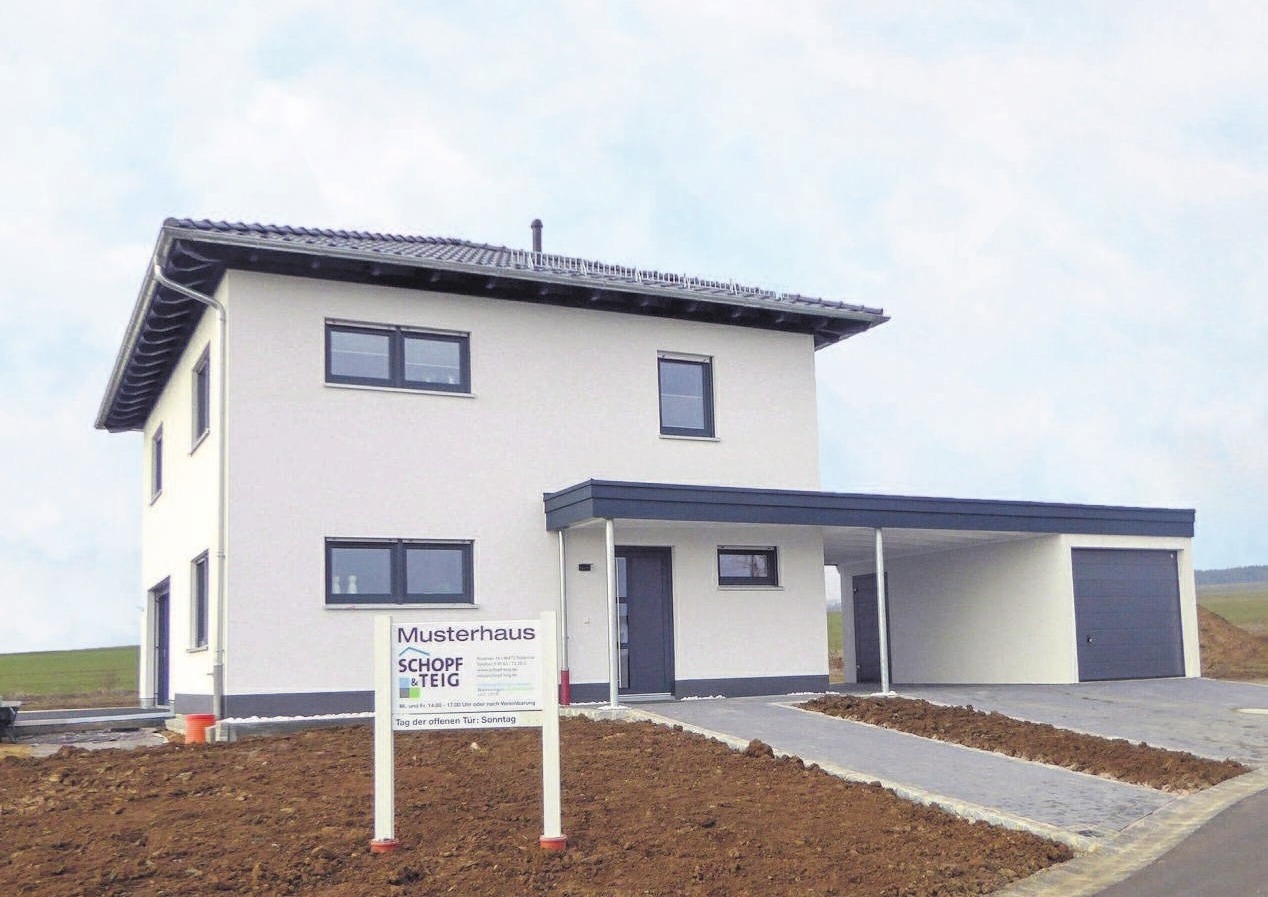 Fenster, Eingangsbereich und anthrazitfarbene Tonziegel sorgen für Kontraste. Fenster, Eingangsbereich und anthrazitfarbene Tonziegel sorgen für Kontraste.