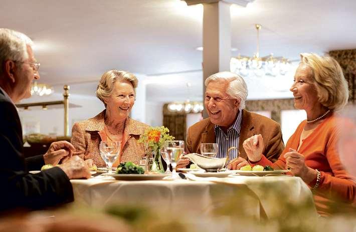 Bewohner der Rosenhof-Seniorenwohnanlagen genießen das Miteinander in familiärerAtmosphäre und gepflegtem Ambiente – und die kulinarische Vielfalt der Rosenhof-Gastronomie Fotos: Rosenhof