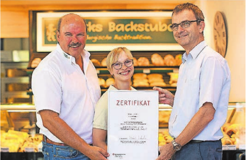 2018 erhielt Bäckermeister Dirk Polick (l.) das Inklusionszertifikat der Arbeitsagentur. Hier die Übergabe mit Verkäuferin Caroline Jäger und Martin Klebe, dem Chef der Arbeitsagentur Solingen-Wuppertal 2018 erhielt Bäckermeister Dirk Polick (l.) das Inklusionszertifikat der Arbeitsagentur. Hier die Übergabe mit Verkäuferin Caroline Jäger und Martin Klebe, dem Chef der Arbeitsagentur Solingen-Wuppertal