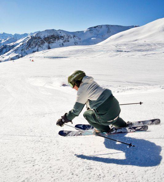 Die Sicherheit beim Skifahren hängt wesentlich von der richtigen Ausrüstung ab. Bild: djd/Tourismusverband Maishofen/MirjaGeh.com