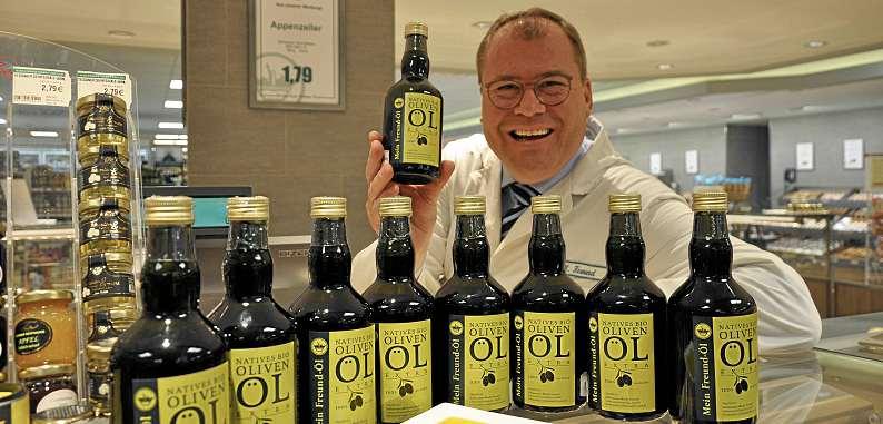 Marten Freund, Inhaber von Schlemmer-Markt Freund, präsentiert die echt sizilianische Bio-Olivenöl-Hausmarke. FOTO: FSCH Marten Freund, Inhaber von Schlemmer-Markt Freund, präsentiert die echt sizilianische Bio-Olivenöl-Hausmarke. FOTO: FSCH