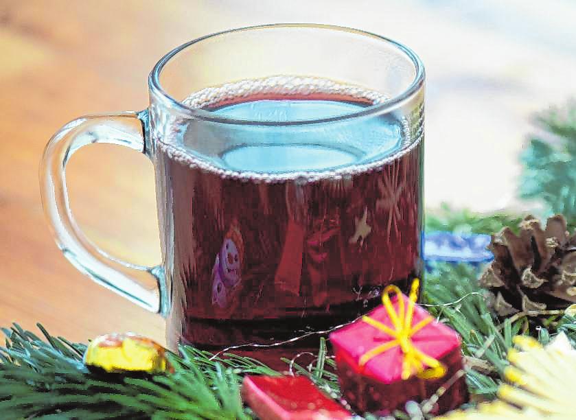 Auf dem Schillerplatz bieten zahlreiche Stände Leckereien wie Glühwein und Kinderpunsch an. BILD: ARNO BURGI/DPA Auf dem Schillerplatz bieten zahlreiche Stände Leckereien wie Glühwein und Kinderpunsch an. BILD: ARNO BURGI/DPA
