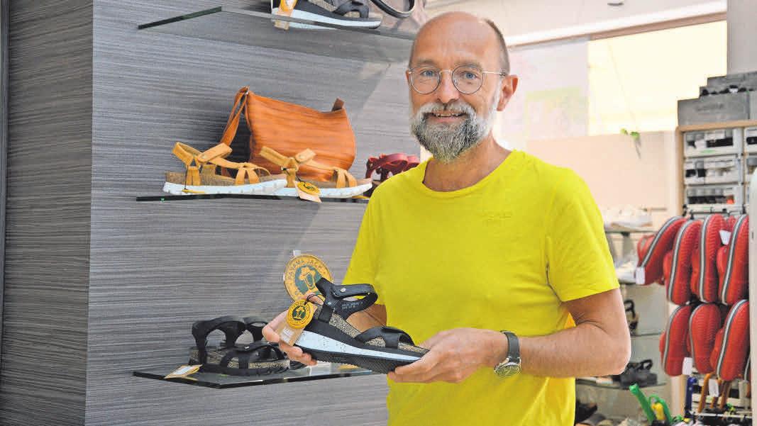 Für einen kreativen und natürlichen Look empfiehlt Martin Polch die bequemen Ledersandalen der spanischen Firma Panama Jack. Für einen kreativen und natürlichen Look empfiehlt Martin Polch die bequemen Ledersandalen der spanischen Firma Panama Jack.