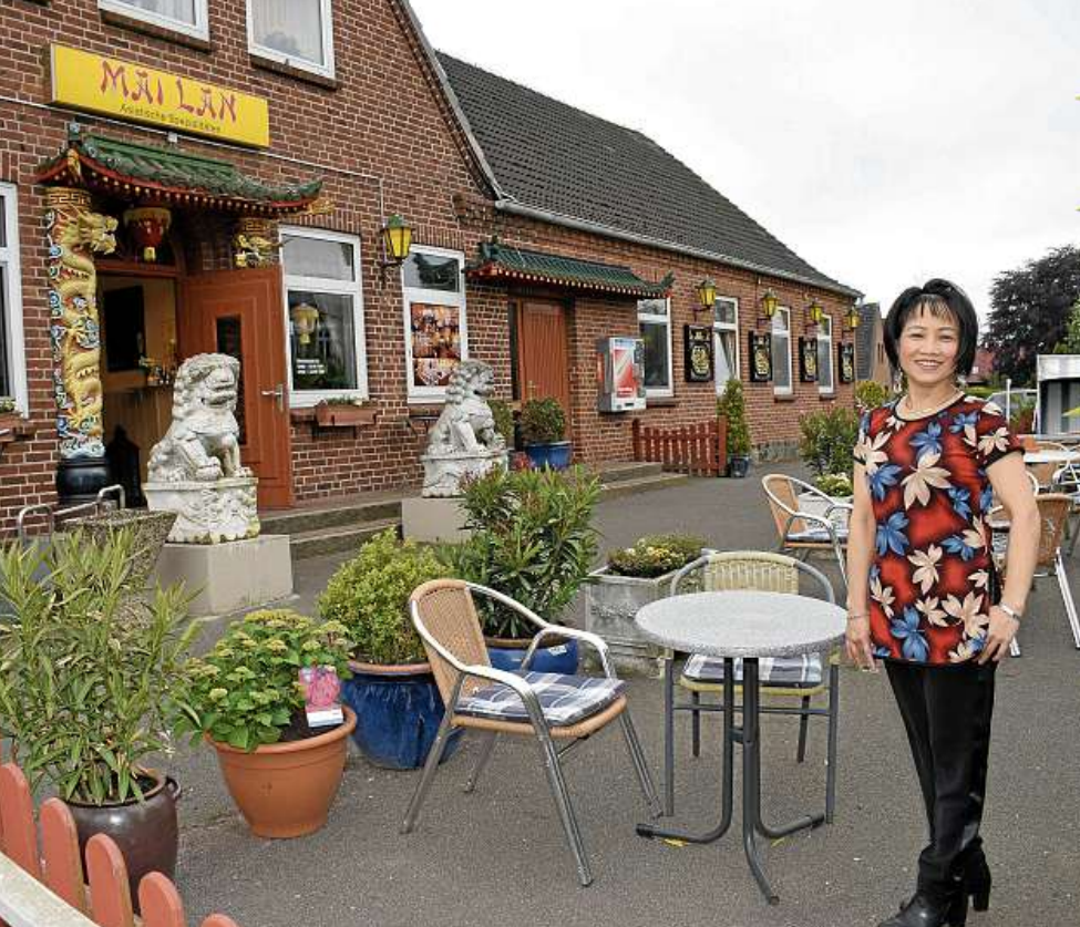 Inhaberin Mai Lan Bui bietet in der warmen Jahreszeit auch angenehme Plätze auf der frisch hergerichteten Terrasse sowie im Biergarten nebenan. FOTO: SVEN TIETGEN Inhaberin Mai Lan Bui bietet in der warmen Jahreszeit auch angenehme Plätze auf der frisch hergerichteten Terrasse sowie im Biergarten nebenan. FOTO: SVEN TIETGEN