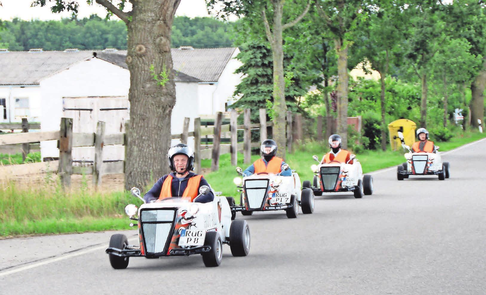 Mit den Hot Rods der Pirateninsel durch die Alleen düsen. Foto: Robby Günther Mit den Hot Rods der Pirateninsel durch die Alleen düsen. Foto: Robby Günther