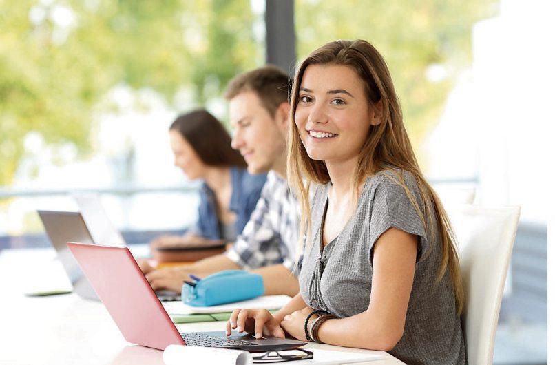 Schulen in freier Trägerschaft bieten aufgrund ihrer vielfältigen pädagogischen Konzepte ein breit gefächertes Angebot. Bild: Antonioguillem/stock.adobe.com Schulen in freier Trägerschaft bieten aufgrund ihrer vielfältigen pädagogischen Konzepte ein breit gefächertes Angebot. Bild: Antonioguillem/stock.adobe.com