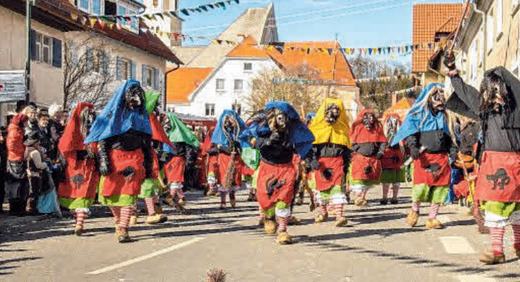 Rund 4 000 Hästräger werden beim Großen Narrensprung durch die Straßen von Eberhardzell ziehen. Rund 4 000 Hästräger werden beim Großen Narrensprung durch die Straßen von Eberhardzell ziehen.