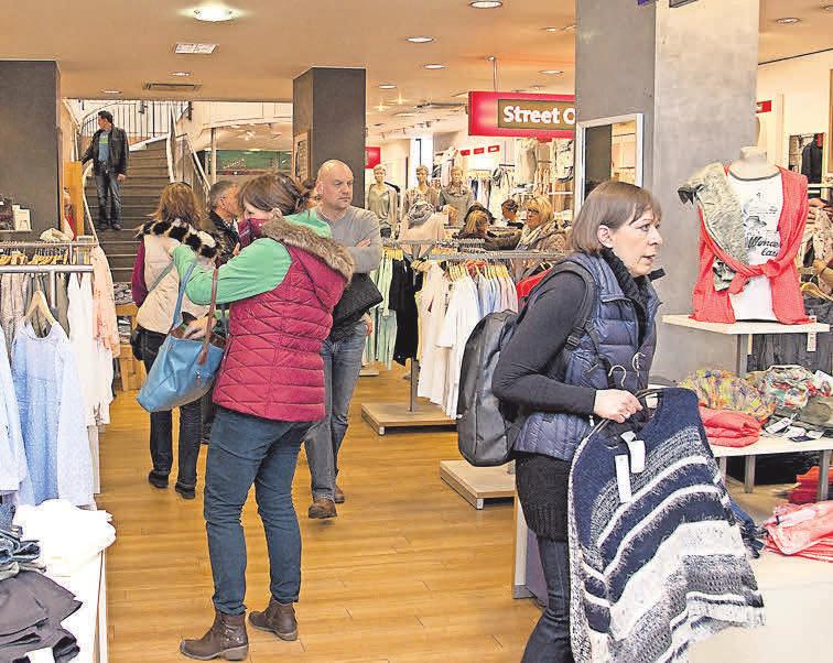 Sommerliche Mode, Schmuck und Brillen, Düfte, Bücher und Blumen – in den rund 50 teilnehmenden Geschäften gibt es viel zu entdecken. Sommerliche Mode, Schmuck und Brillen, Düfte, Bücher und Blumen – in den rund 50 teilnehmenden Geschäften gibt es viel zu entdecken.