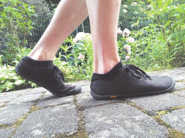 Sogenannte „Barfuß-Schuhe“ bieten den Füßen volle Bewegungsfreiheit. Foto: privat Sogenannte „Barfuß-Schuhe“ bieten den Füßen volle Bewegungsfreiheit. Foto: privat