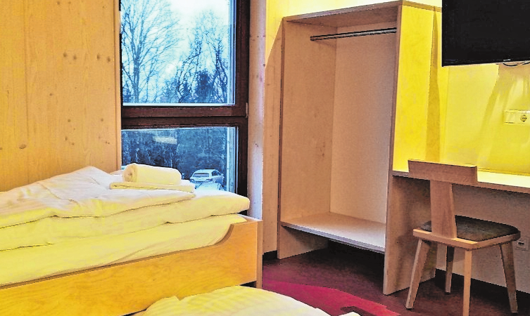 Bis zu vier Personen können in jedem der zehn Zimmer (mit Dusche/WC) übernachten. Bis zu vier Personen können in jedem der zehn Zimmer (mit Dusche/WC) übernachten.