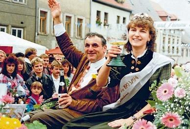 Winzerfest 1993: Bürgermeister Martin Bertling geleitet die Weinkönigin Christina Zaubitzer. FOTO: WEINBAUVERBAND Winzerfest 1993: Bürgermeister Martin Bertling geleitet die Weinkönigin Christina Zaubitzer. FOTO: WEINBAUVERBAND