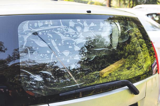 So etwaskannpassieren, wenn Autobesitzer selbst versuchen, eine Folie aufzubringen. Bild: ThamKC/ stock.adobe.com So etwaskannpassieren, wenn Autobesitzer selbst versuchen, eine Folie aufzubringen. Bild: ThamKC/ stock.adobe.com
