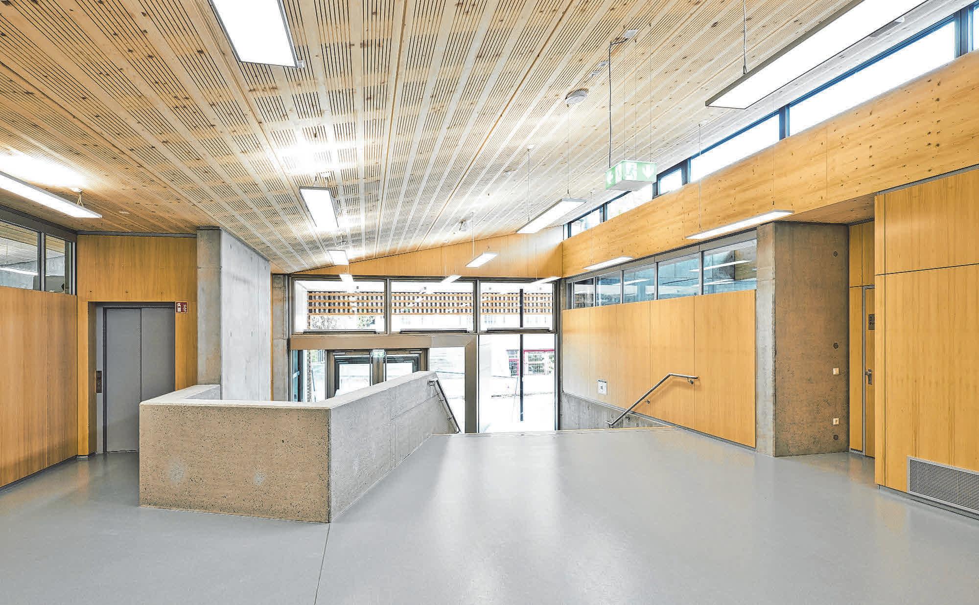 Im Neubau bieten das Tageslicht und die passive, natürliche Kühlung einen hohen visuellen und thermischen Komfort. Im Neubau bieten das Tageslicht und die passive, natürliche Kühlung einen hohen visuellen und thermischen Komfort.
