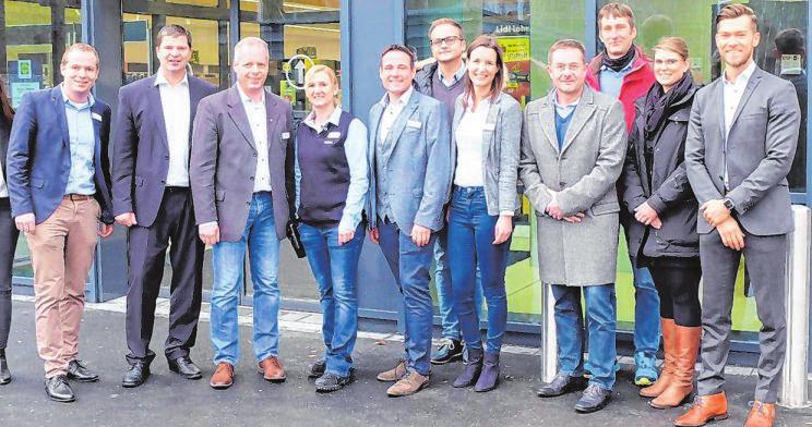 Vertreter von Lidl, von Ratisbona und Berge-Bau sowie Ortsbürgermeister Maik Köhler wohnten der Neueröffnung bei. Vertreter von Lidl, von Ratisbona und Berge-Bau sowie Ortsbürgermeister Maik Köhler wohnten der Neueröffnung bei.
