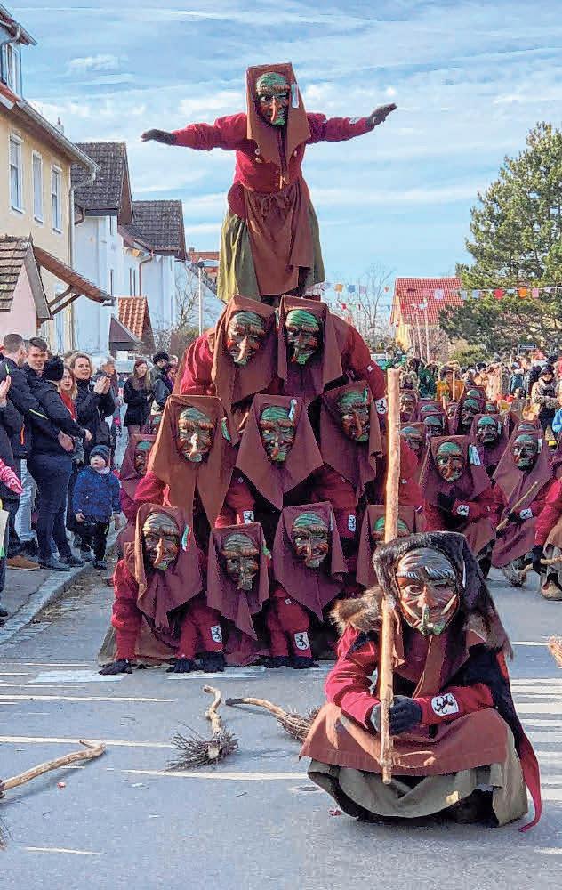 Die Sumpfbiberhexen der Narrenzunft Bürgermoos sind auch akrobatisch. FOTOS: NZ BÜRGERMOOS Die Sumpfbiberhexen der Narrenzunft Bürgermoos sind auch akrobatisch. FOTOS: NZ BÜRGERMOOS