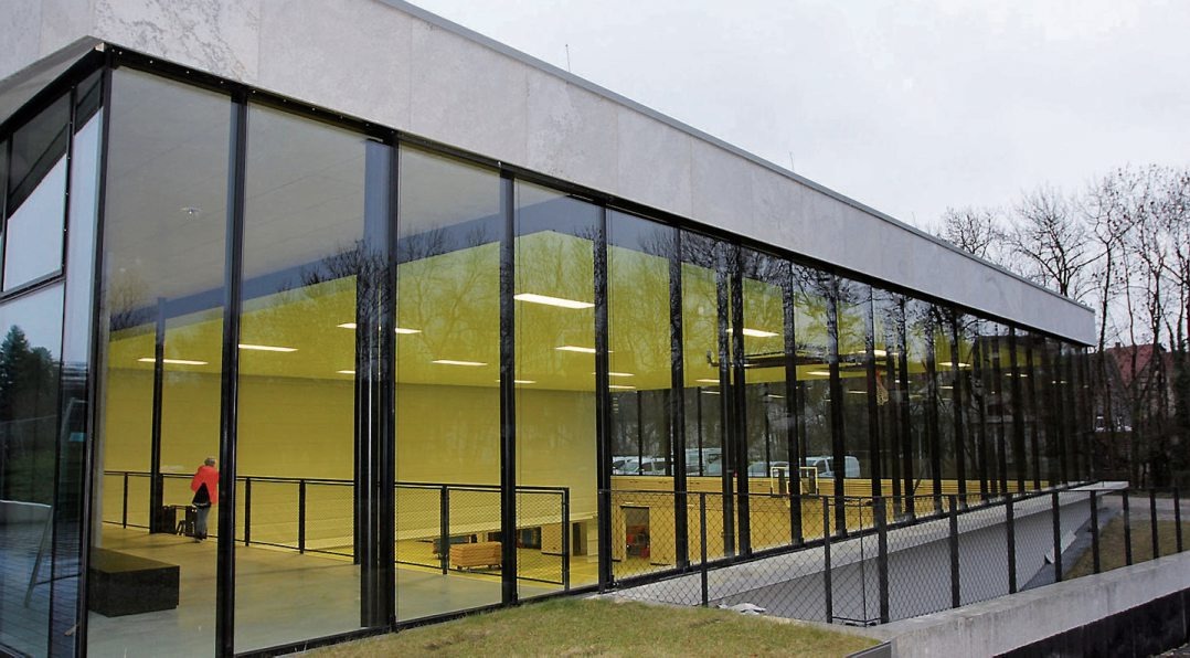 Die leuchtende Farbgebung ist eine Besonderheit der Sporthalle. Bild: Uhland2 Die leuchtende Farbgebung ist eine Besonderheit der Sporthalle. Bild: Uhland2
