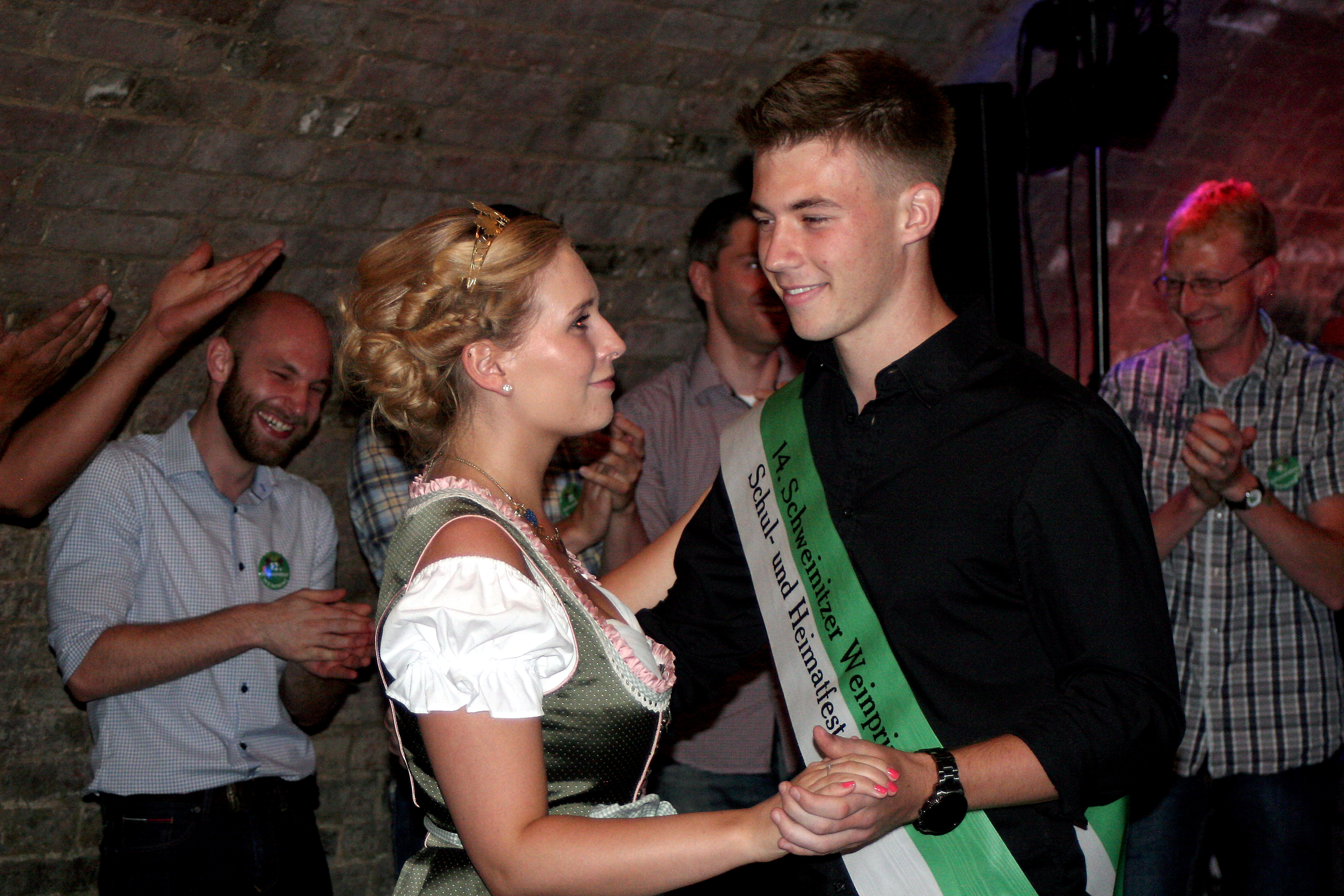 Beim Weinabend am Donnerstag wird der 15. Schweinitzer Weinprinz gekürt. Im Bild hier sein Vorgänger Jonathan Michlick mit Jessens vorjähriger Weinprinzessin Nicole Steckbauer. FOTO: D. MAYER Beim Weinabend am Donnerstag wird der 15. Schweinitzer Weinprinz gekürt. Im Bild hier sein Vorgänger Jonathan Michlick mit Jessens vorjähriger Weinprinzessin Nicole Steckbauer. FOTO: D. MAYER