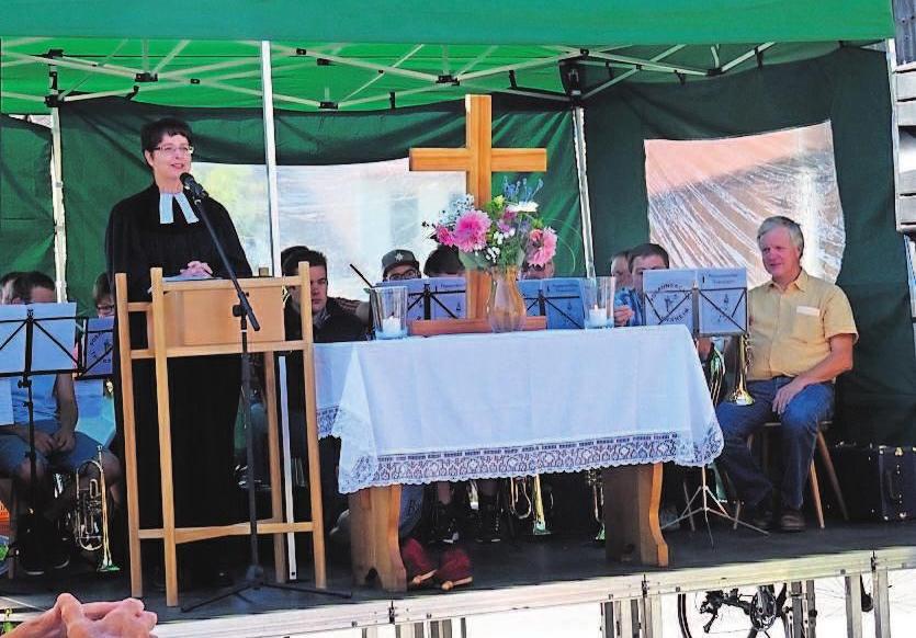 Pfarrerin Katja Schütz gestaltet den Freiluftgottesdienst auf dem Thiersheimer Festplatz am Sonntagvormittag. Dazu spielt der örtliche Posaunenchor. Hinterher lockt ein zünftiger Frühschoppen. Pfarrerin Katja Schütz gestaltet den Freiluftgottesdienst auf dem Thiersheimer Festplatz am Sonntagvormittag. Dazu spielt der örtliche Posaunenchor. Hinterher lockt ein zünftiger Frühschoppen.