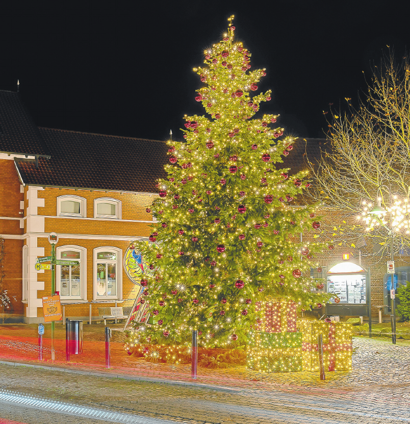 Weihnachtszeit in Damme: Der herrlich geschmückte Baum vor der Scheune Leiber stimmt auf Heiligabend ein. Foto: von den Driesch
