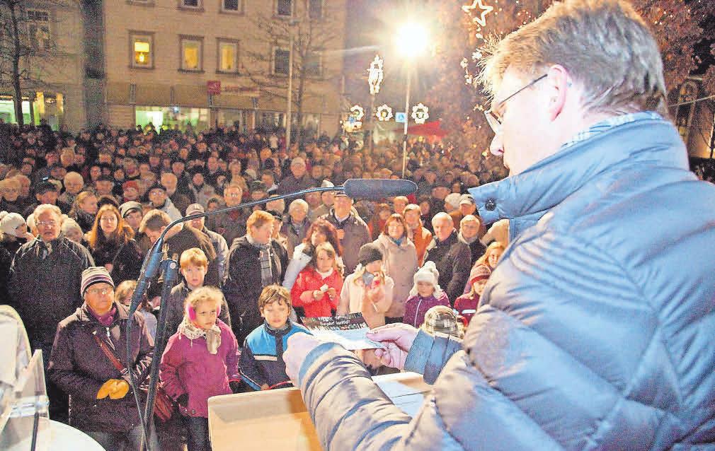 Heiko Nebel, Vorstand der Stadtsparkasse Burgdorf, moderiert die Verlosungsaktion und sorgt bei den Gewinnern für strahlende Augen. Heiko Nebel, Vorstand der Stadtsparkasse Burgdorf, moderiert die Verlosungsaktion und sorgt bei den Gewinnern für strahlende Augen.