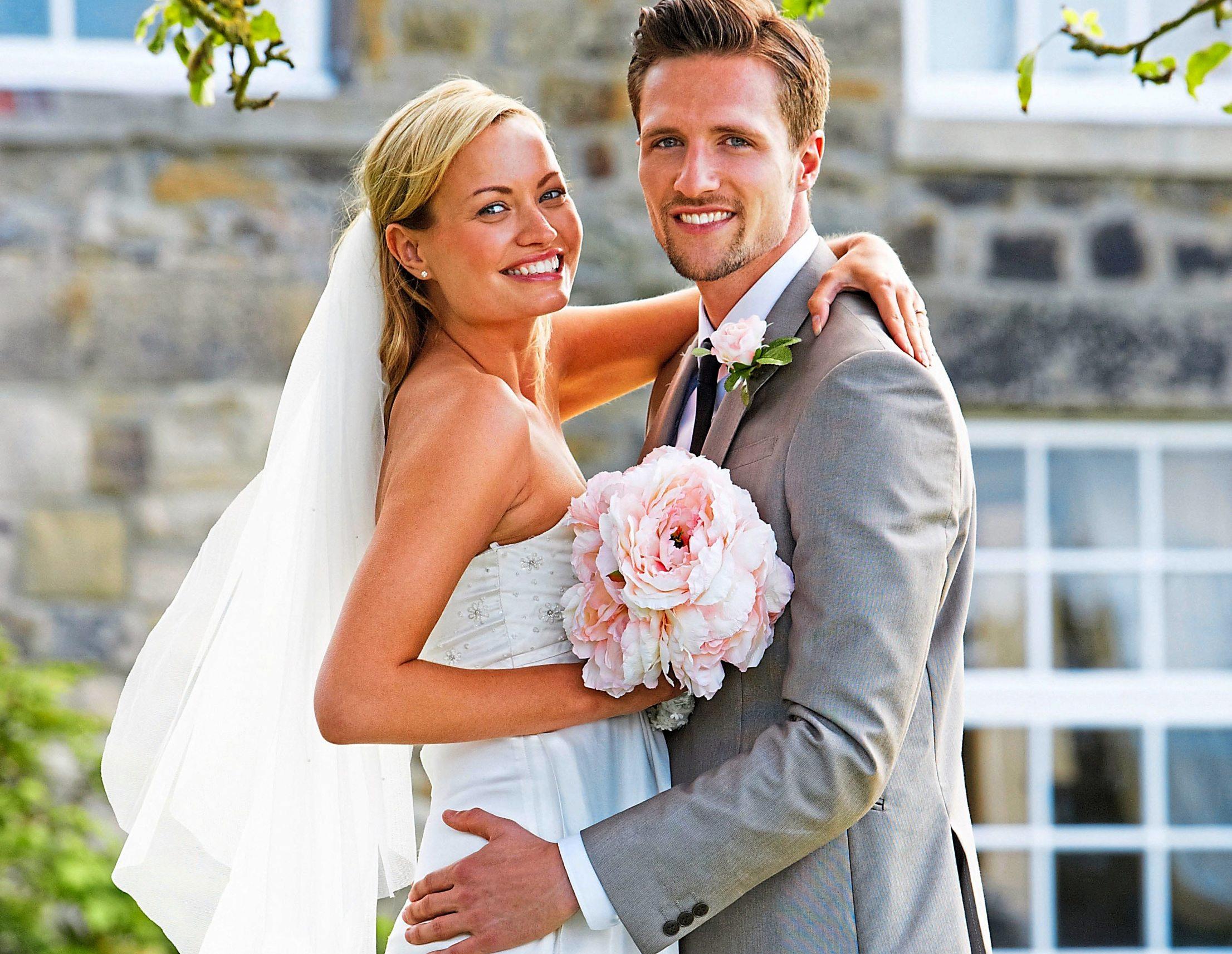 Die Hochzeit soll einer der schönsten Tage im Leben des Paars sein. Mit der Planung beginnt man am besten bereits anderthalb Jahre vorher – denn es gibt viel zu organisieren. Foto: djd/Das Telefonbuch/mauritius images Die Hochzeit soll einer der schönsten Tage im Leben des Paars sein. Mit der Planung beginnt man am besten bereits anderthalb Jahre vorher – denn es gibt viel zu organisieren. Foto: djd/Das Telefonbuch/mauritius images