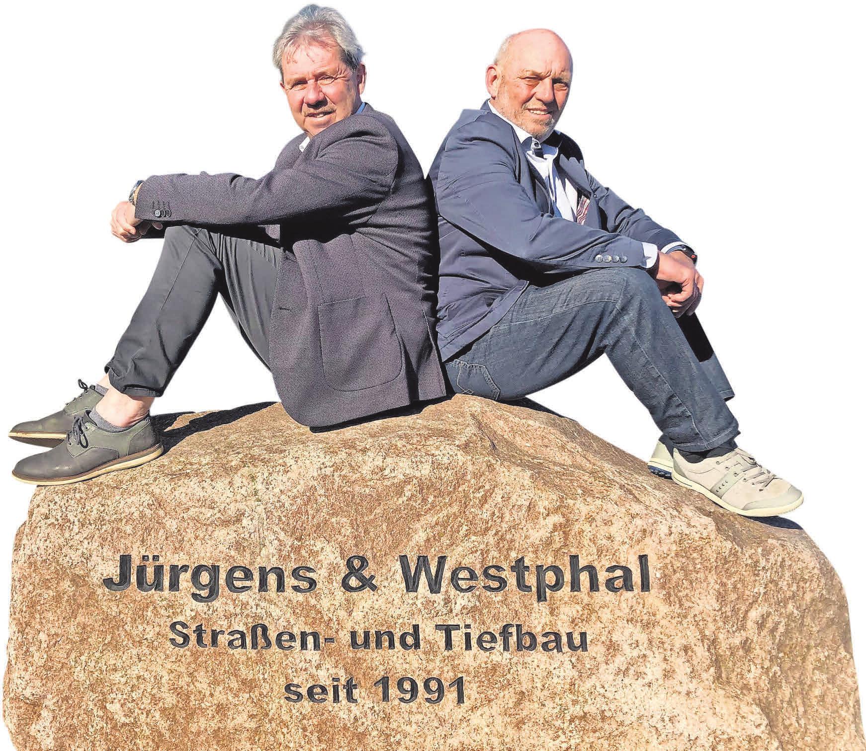 Rücken an Rücken durch die Jahrzehnte: Friedhelm Jürgens (l.) und Arno Westphal erhielten diesen Fels als Geschenk von der Belegschaft zum 25-jährigen Betriebsjubiläum. Rücken an Rücken durch die Jahrzehnte: Friedhelm Jürgens (l.) und Arno Westphal erhielten diesen Fels als Geschenk von der Belegschaft zum 25-jährigen Betriebsjubiläum.