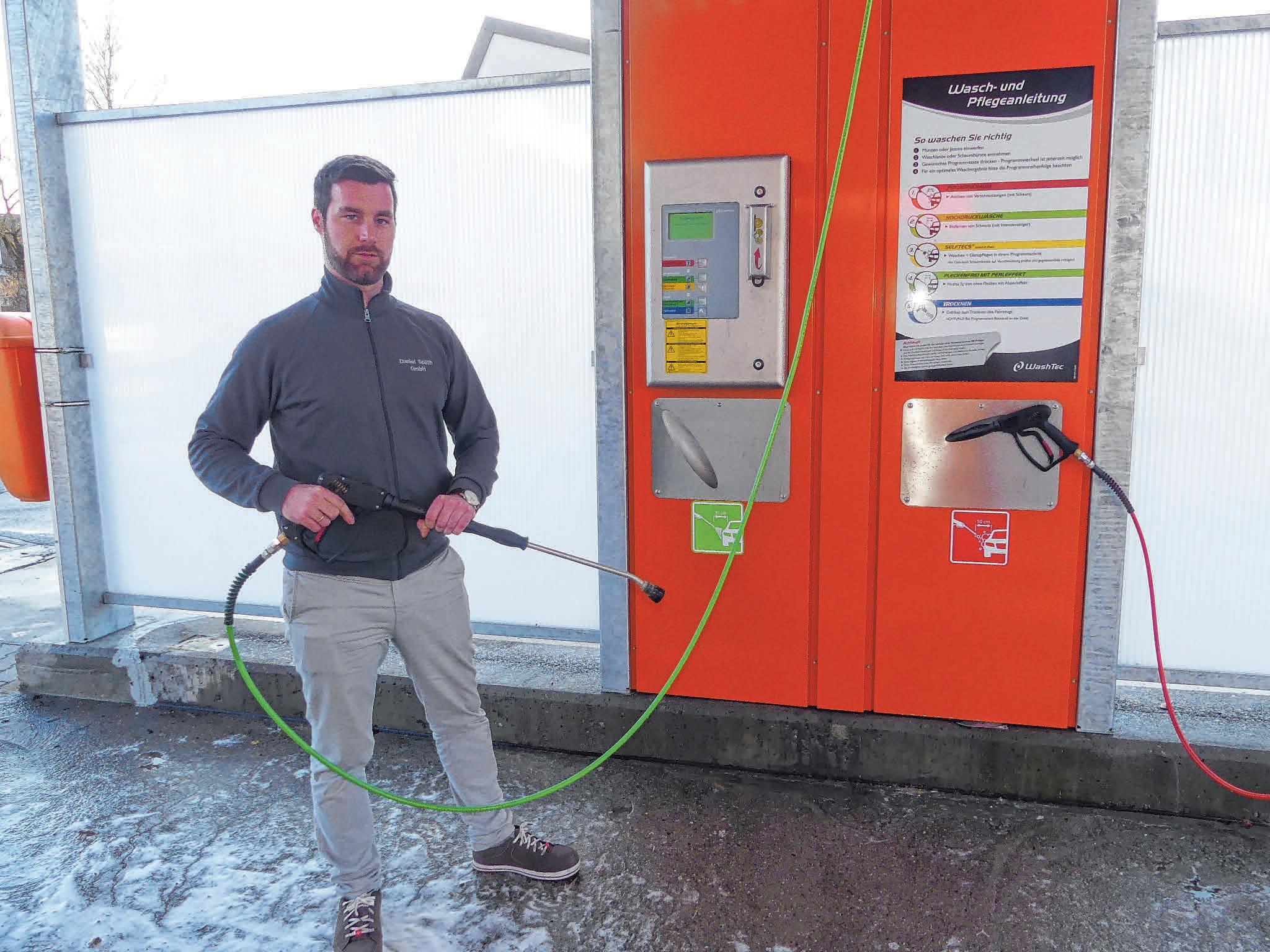 Axel Kirsamer zeigt die moderne Technik in den neuen Waschboxen der Daniel Späth GmbH. FOTO: BURGHART Axel Kirsamer zeigt die moderne Technik in den neuen Waschboxen der Daniel Späth GmbH. FOTO: BURGHART
