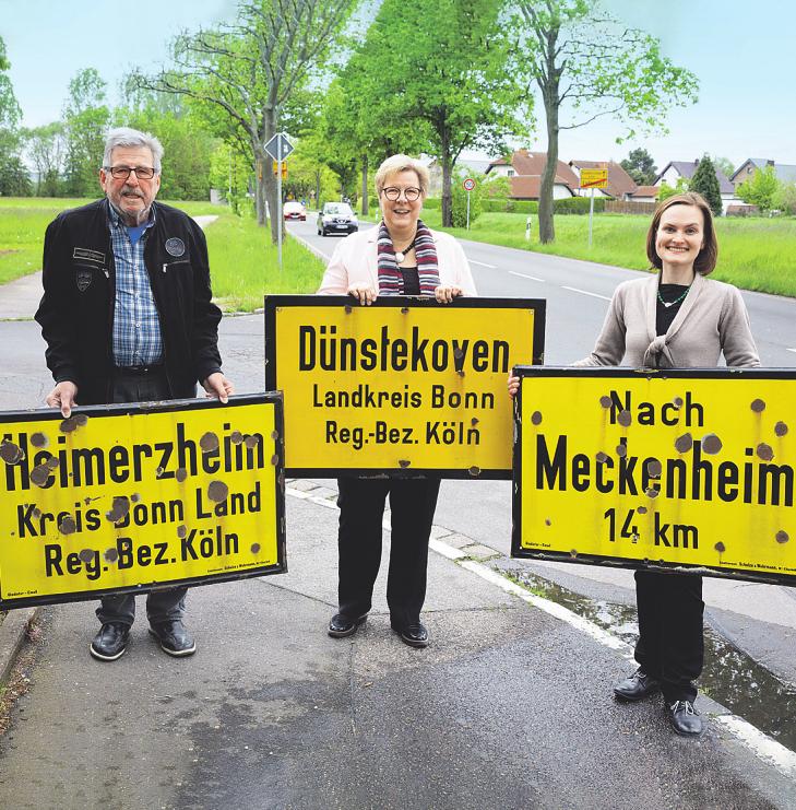 Erinnerung an die Zeiten, als Swisttal zum Landkreis Bonn gehörte: Willi Bregulla (l.) stellte der Gemeinde zum 50-jährigen Bestehen drei alte Straßenschilder zur Verfügung Foto: Matthias Kehrein Erinnerung an die Zeiten, als Swisttal zum Landkreis Bonn gehörte: Willi Bregulla (l.) stellte der Gemeinde zum 50-jährigen Bestehen drei alte Straßenschilder zur Verfügung Foto: Matthias Kehrein