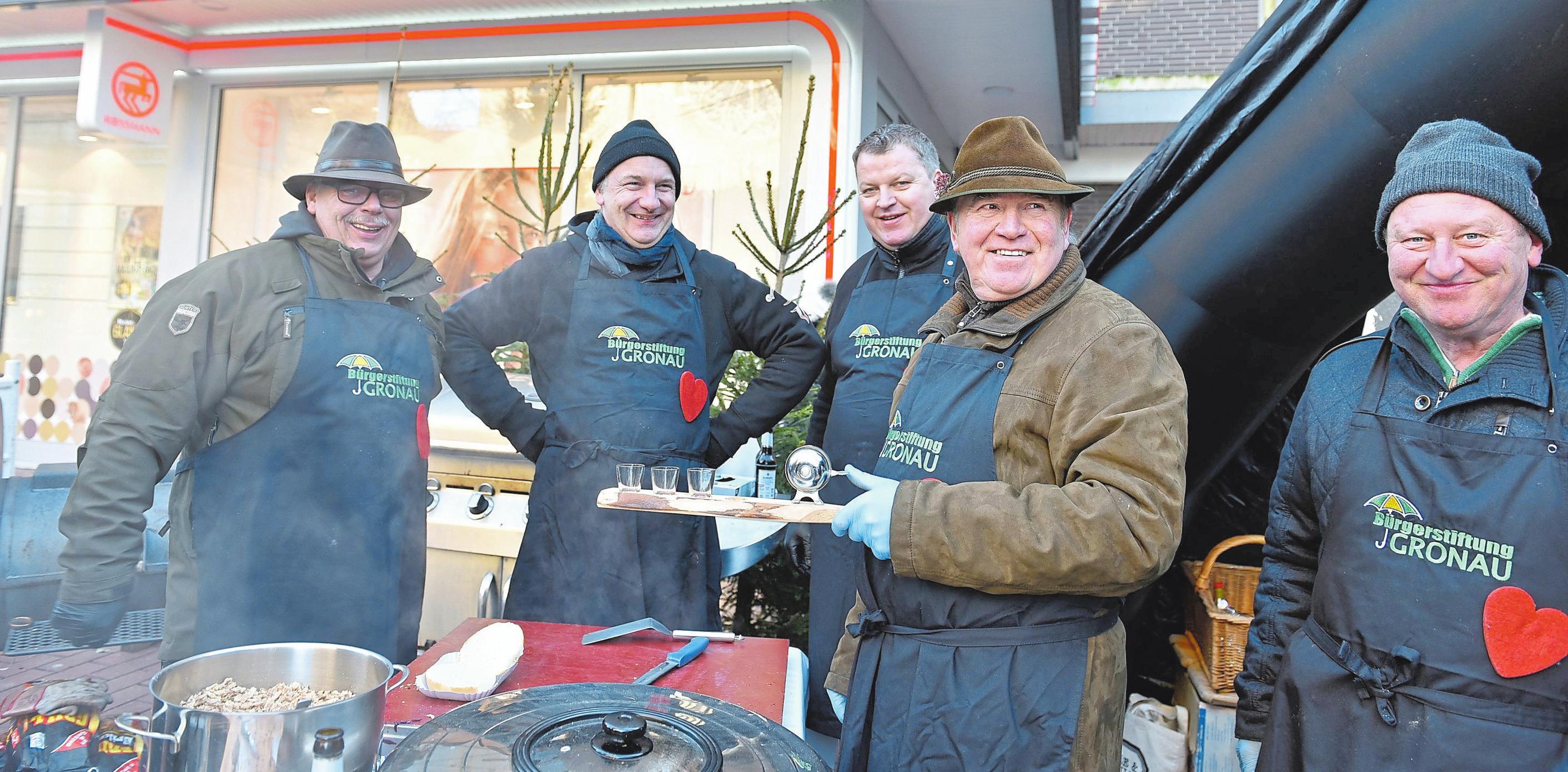 Der Weihnachtsmarkt lebt von der Initiative verschiedener Vereine und Gruppen Fotos: Hartmut Springer Der Weihnachtsmarkt lebt von der Initiative verschiedener Vereine und Gruppen Fotos: Hartmut Springer