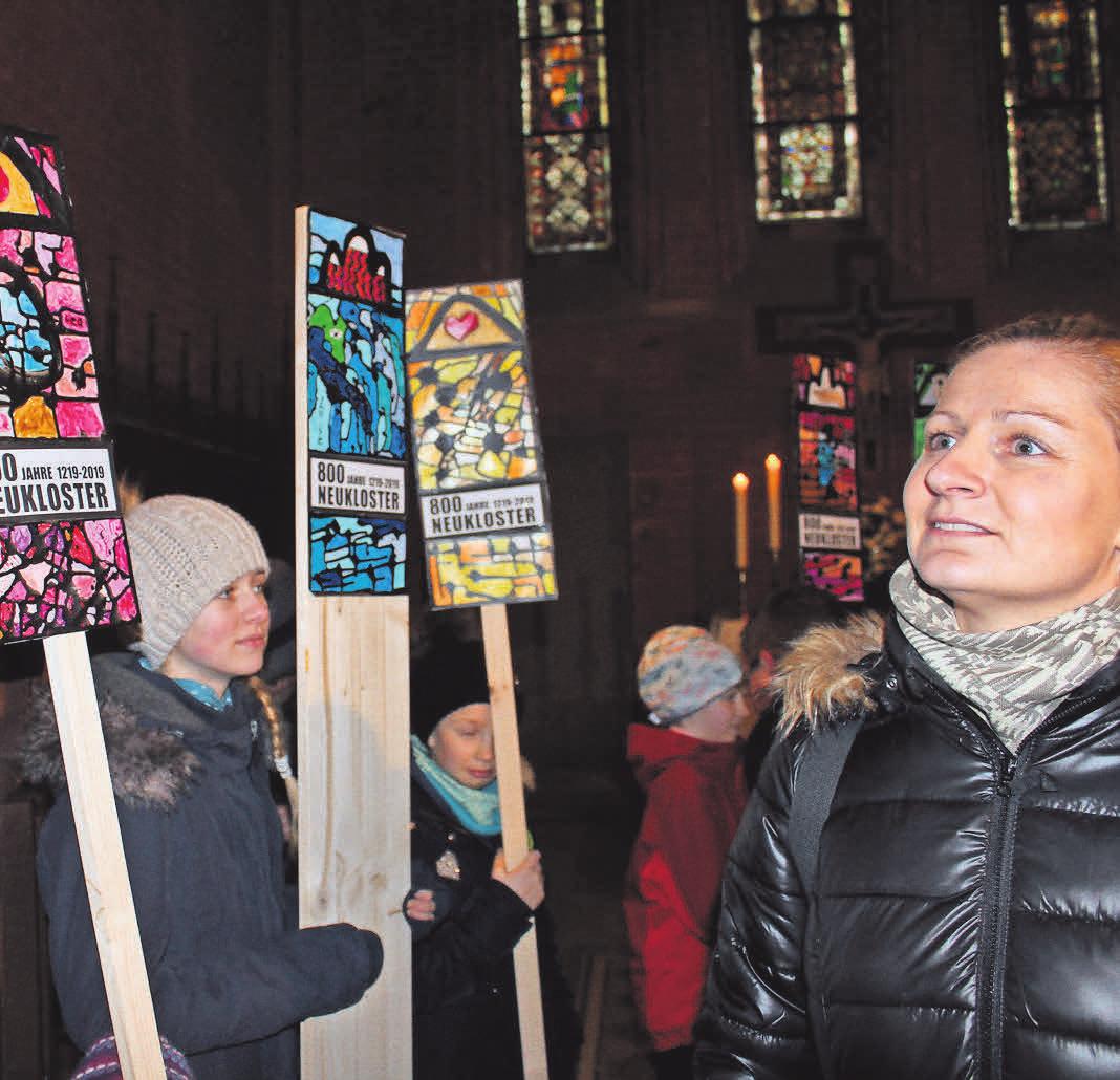 In der Klosterkirche zeigten Kinder die Kunstwerke des Projektes „800 Fenster zum Himmel für Neukloster“. Foto: Norbert Wiaterek In der Klosterkirche zeigten Kinder die Kunstwerke des Projektes „800 Fenster zum Himmel für Neukloster“. Foto: Norbert Wiaterek