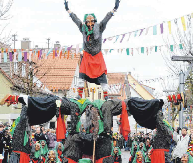 Prächtige Pyramide! Die Hexen sind zwar die jüngste Gruppe im Königseggwalder Narrenverein, aber längst die größte! FOTO: HERMANUTZ Prächtige Pyramide! Die Hexen sind zwar die jüngste Gruppe im Königseggwalder Narrenverein, aber längst die größte! FOTO: HERMANUTZ
