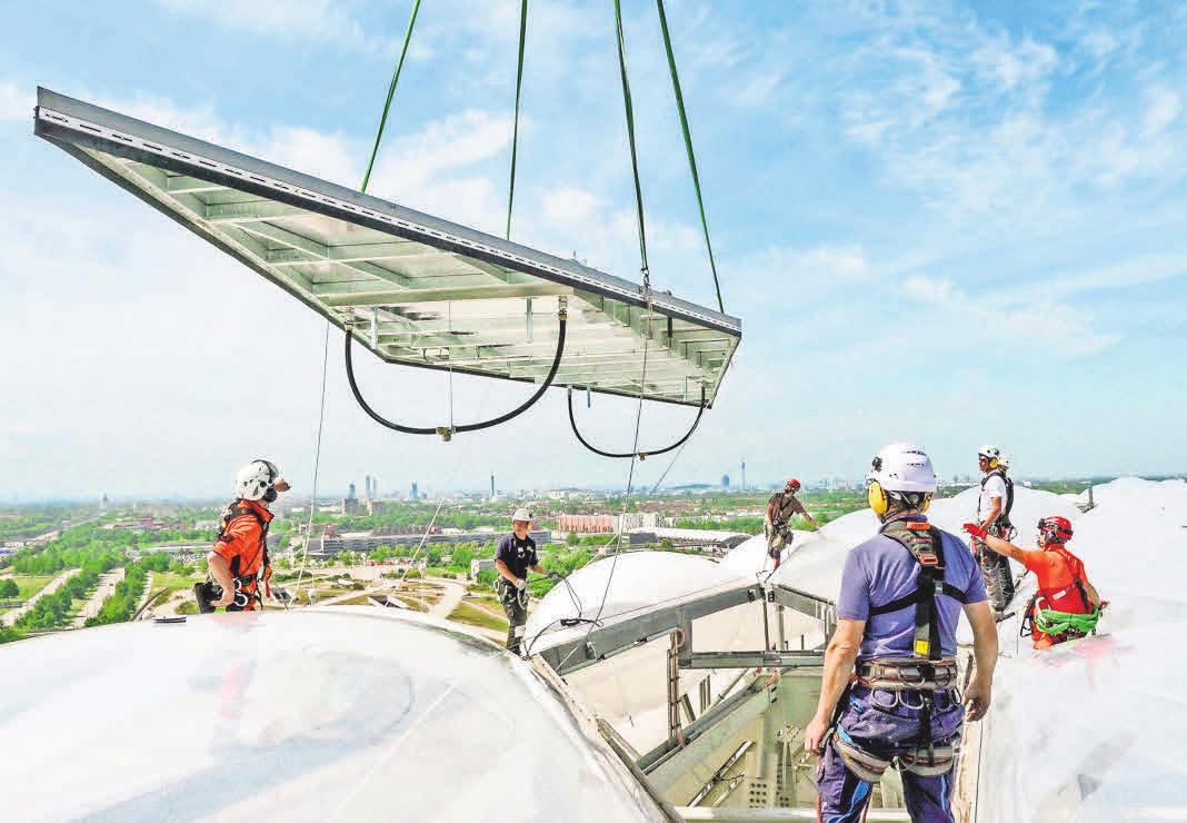 Auch die Allianz Arena in München verfügt nun über ein FLEDMEX®-Lamellendach von Allwetterdach ESCO®, das nun bei jedem Heimspiel rund 75 000 Zuschauern Schutz bietet. Foto: FC Auch die Allianz Arena in München verfügt nun über ein FLEDMEX®-Lamellendach von Allwetterdach ESCO®, das nun bei jedem Heimspiel rund 75 000 Zuschauern Schutz bietet. Foto: FC