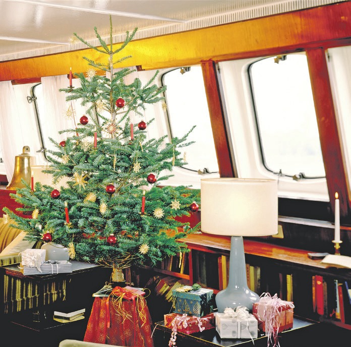 Der Weihnachtsbaum an Bord hat eine lange Tradition. Der Weihnachtsbaum an Bord hat eine lange Tradition.