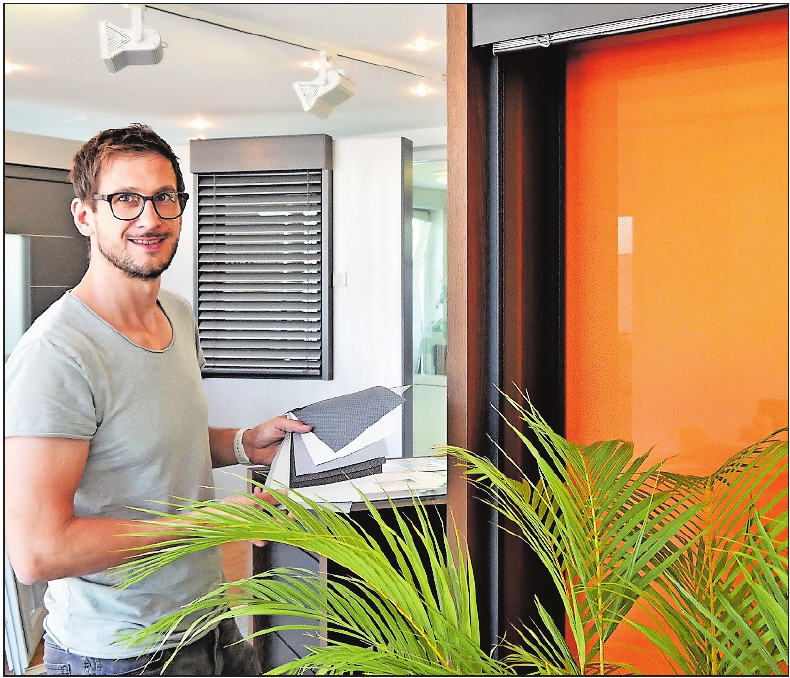 Verdunkeln und schützen gleichzeitig vor Hitze: Andreas Cullmann zeigt einen peppigen Textilscreen (rechts) und eine Jalousie mit neuer Technik. FOTO: BRÄUNLING Verdunkeln und schützen gleichzeitig vor Hitze: Andreas Cullmann zeigt einen peppigen Textilscreen (rechts) und eine Jalousie mit neuer Technik. FOTO: BRÄUNLING