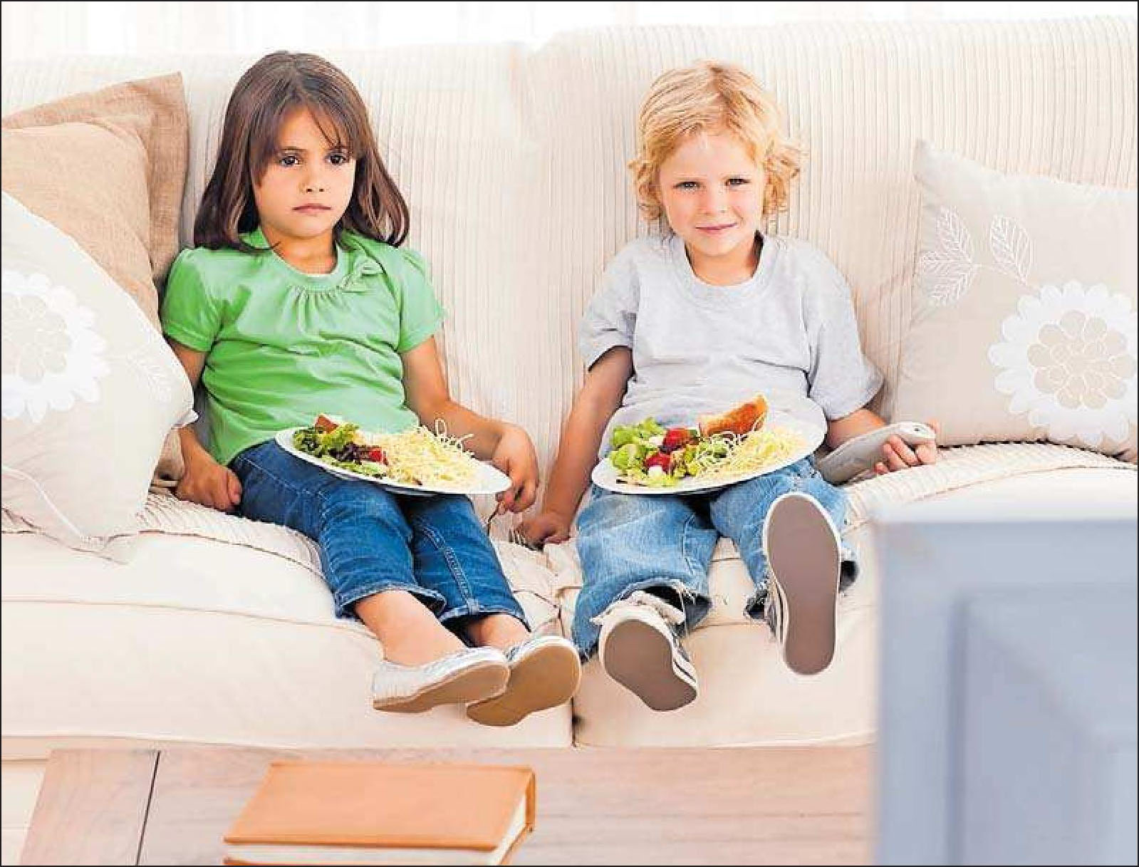 Lieber gar nicht erst angewöhnen: Essen vorm Fernseher. FOTO:WAVEVREAKMEDIAMICRO/STOCK.ADOBE.COM Lieber gar nicht erst angewöhnen: Essen vorm Fernseher. FOTO:WAVEVREAKMEDIAMICRO/STOCK.ADOBE.COM