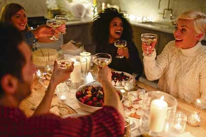 Feiern ohne Promille: „Sober Drinking“ heißt der neue Getränketrend, der auch zu den Festtagen mit besonderen Kreationen überrascht. Foto: djd/Coca-Cola/Getty Feiern ohne Promille: „Sober Drinking“ heißt der neue Getränketrend, der auch zu den Festtagen mit besonderen Kreationen überrascht. Foto: djd/Coca-Cola/Getty