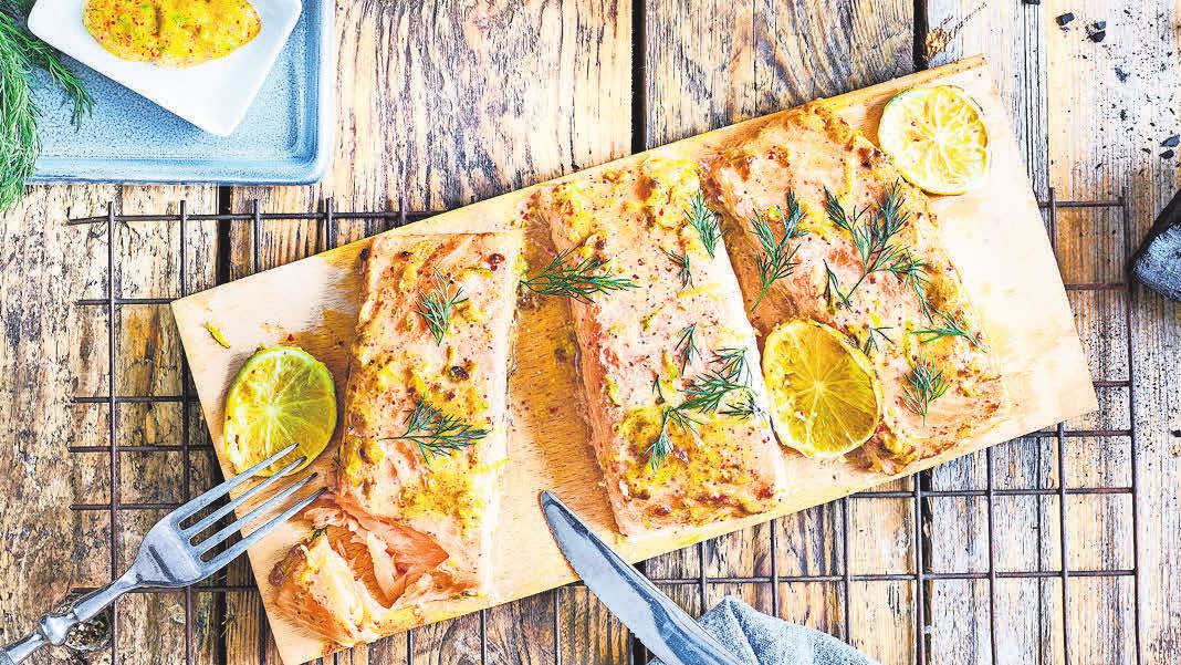 Auf der Planke gegrillt: Lachsfilets gelingen auf diese Weise besonders einfach und bleiben saftig. Foto: djd/COSTA Meeresspezialitäten Auf der Planke gegrillt: Lachsfilets gelingen auf diese Weise besonders einfach und bleiben saftig. Foto: djd/COSTA Meeresspezialitäten
