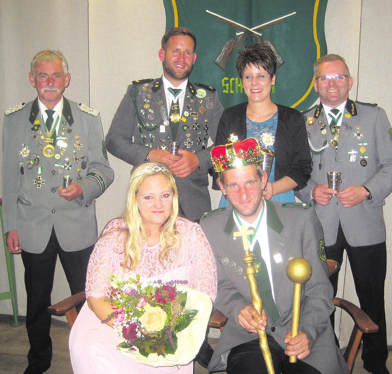 Wolfgang Kott (stehend von links), Andreas Manegold, Kathrin von Bursy und Andreas Twartz. Davor sitzt das neue Kaiserpaar Diana Schulz und Marco Sperac. Foto: Böhme Wolfgang Kott (stehend von links), Andreas Manegold, Kathrin von Bursy und Andreas Twartz. Davor sitzt das neue Kaiserpaar Diana Schulz und Marco Sperac. Foto: Böhme