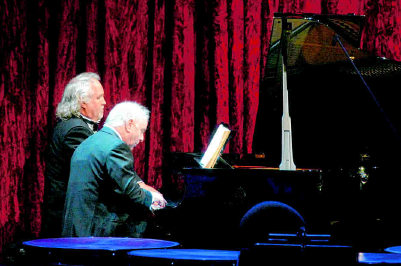 2008 Sie waren die Überraschungsgäste der 15. Festlichen Operngala: Donald Runnicles, zu dem Zeitpunkt designierter Generalmusikdirektor der Deutschen Oper, und Daniel Barenboim, Generalmusikdirektor der Staatsoper Unter den Linden, spielen vierhändig Klavier. BETTINA STOESS 2008 Sie waren die Überraschungsgäste der 15. Festlichen Operngala: Donald Runnicles, zu dem Zeitpunkt designierter Generalmusikdirektor der Deutschen Oper, und Daniel Barenboim, Generalmusikdirektor der Staatsoper Unter den Linden, spielen vierhändig Klavier. BETTINA STOESS