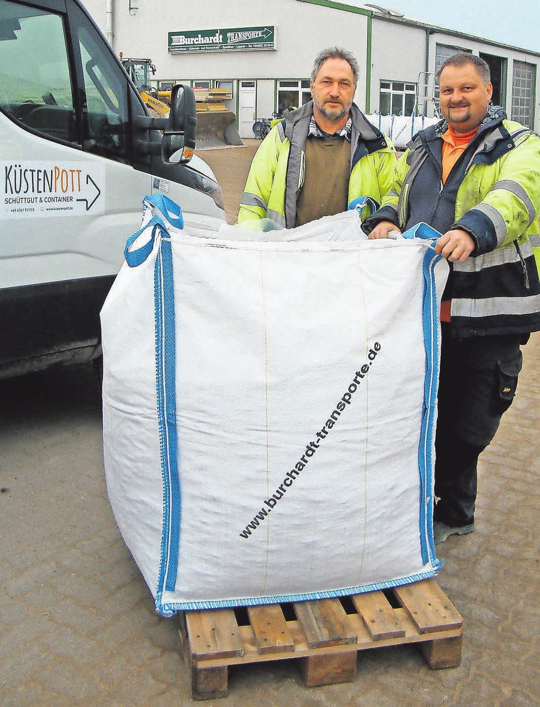 Die Lösung auch für kleine Mengen: Jürgen Storm und Jens Burchardt (r.) empfehlen den „Küstenbüdel“. Foto: Bernd Gerwanski Die Lösung auch für kleine Mengen: Jürgen Storm und Jens Burchardt (r.) empfehlen den „Küstenbüdel“. Foto: Bernd Gerwanski