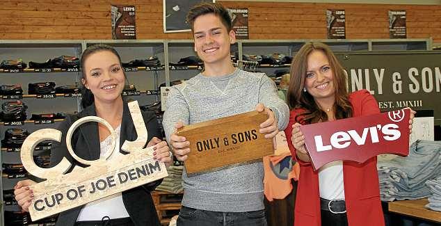 Sommermode von angesagten Marken sorgt für gute Laune bei „Big Deal Jeans“: Katharina Hübener (v.li.), Jan Herold und Jacqueline Boska. FOTO: KIB Sommermode von angesagten Marken sorgt für gute Laune bei „Big Deal Jeans“: Katharina Hübener (v.li.), Jan Herold und Jacqueline Boska. FOTO: KIB