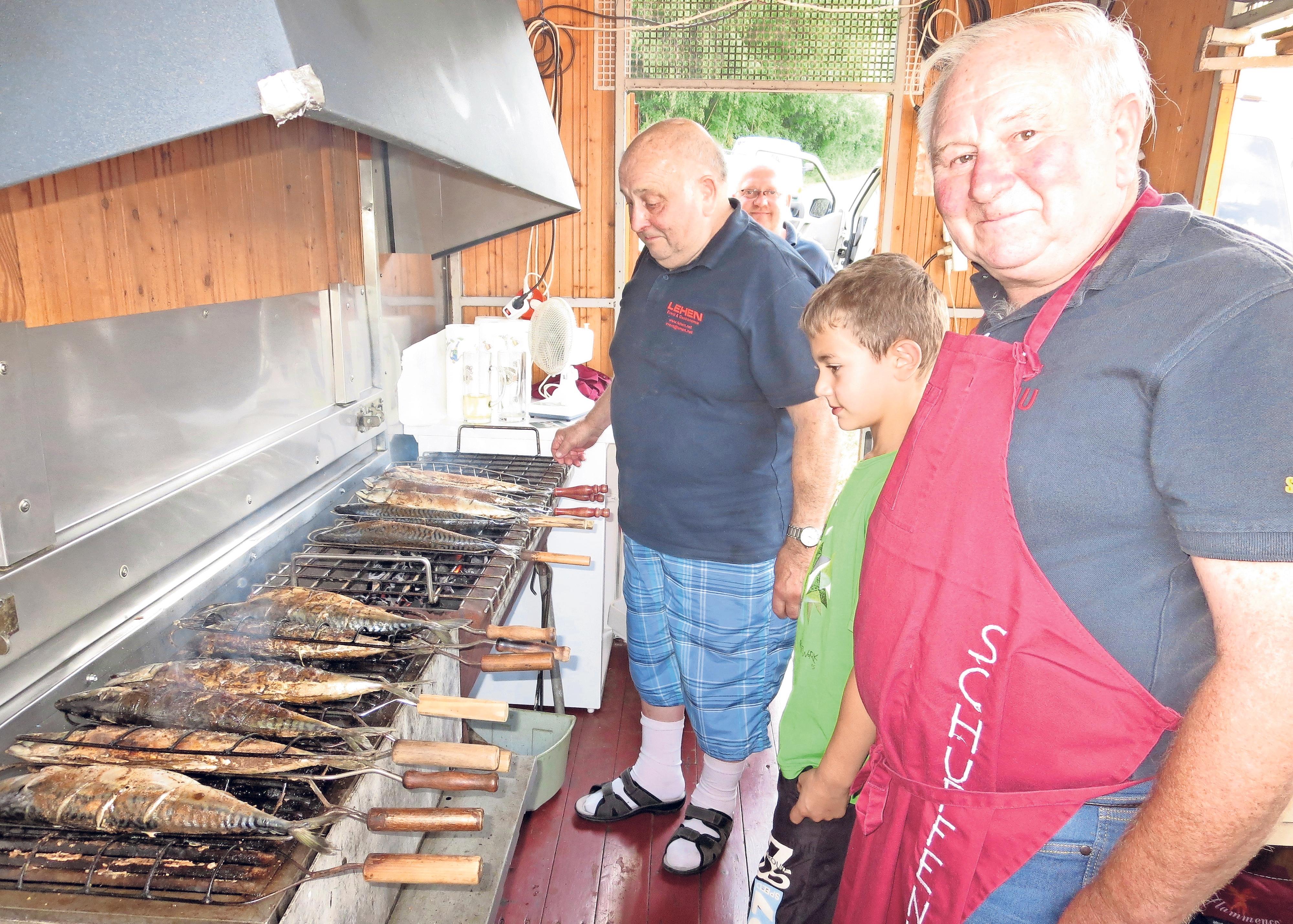 Fest in der Hand der Familie Haug ist der Makrelenstand. Im Bild (von links) Fritz, Felix und Helmut Haug. Fest in der Hand der Familie Haug ist der Makrelenstand. Im Bild (von links) Fritz, Felix und Helmut Haug.