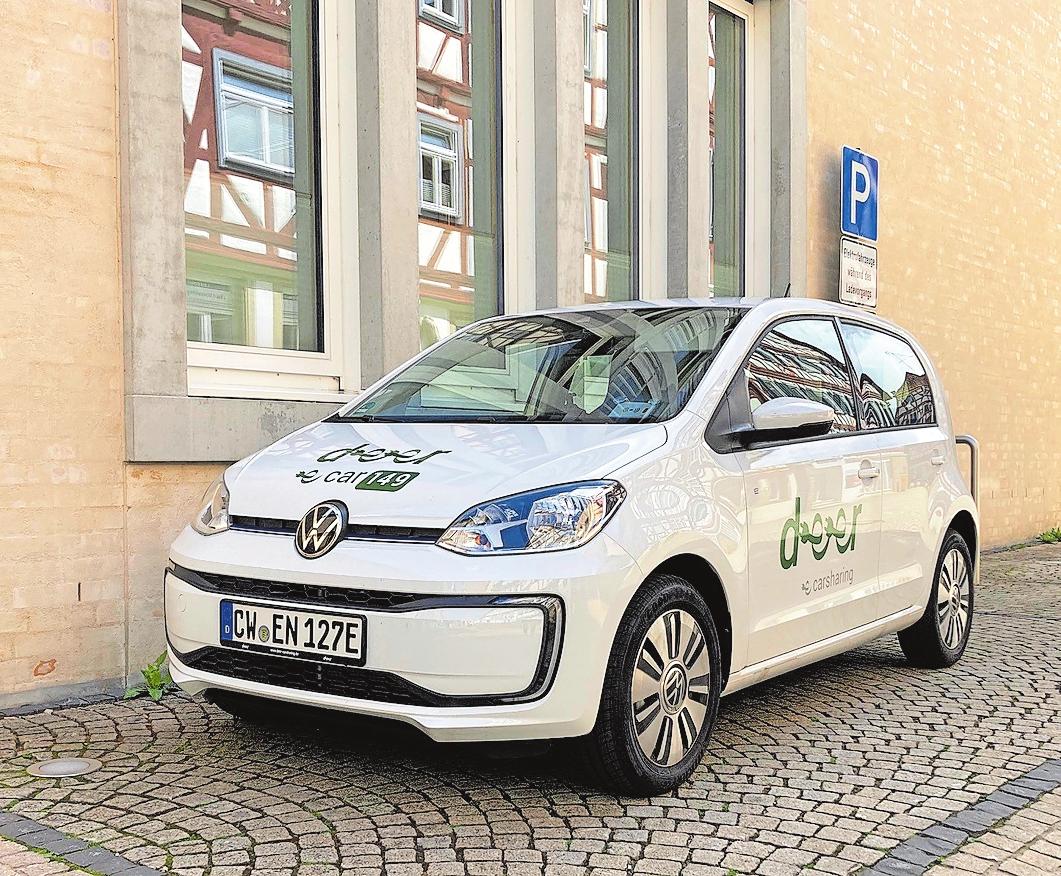 Vor dem Rathaus steht ein E-Auto, das zwar von jedem nach einer Anmeldung genutzt werden kann, aber bisher vorwiegend von den städtischen Angestellten gefahren wird. Vor dem Rathaus steht ein E-Auto, das zwar von jedem nach einer Anmeldung genutzt werden kann, aber bisher vorwiegend von den städtischen Angestellten gefahren wird.