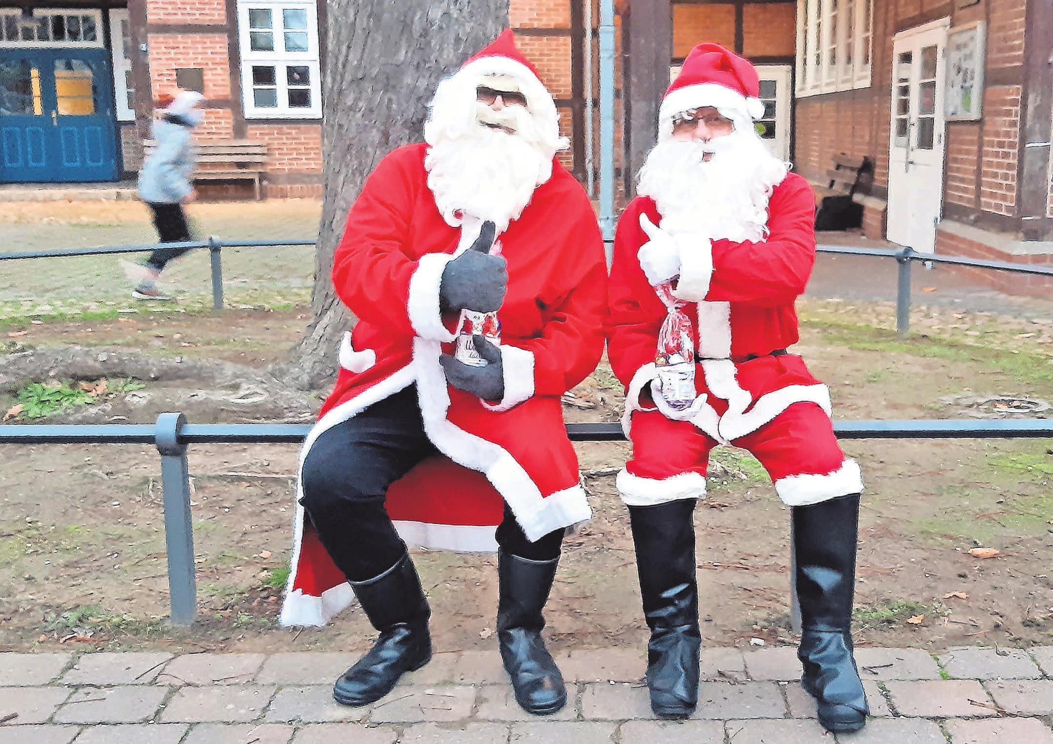 <span>Die Weihnachtsmänner freuen sich auf viele Kinder am Tannenbaum.</span> <span>Die Weihnachtsmänner freuen sich auf viele Kinder am Tannenbaum.</span>