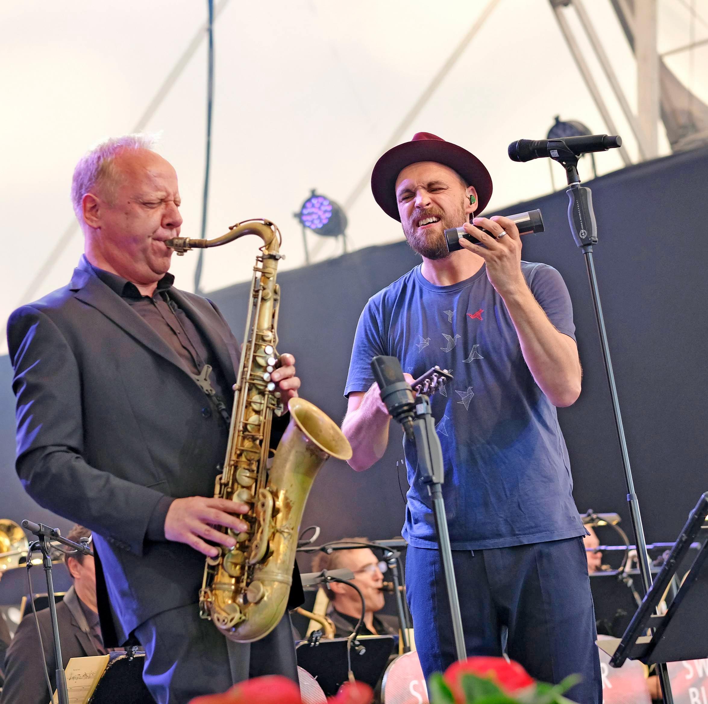Reichlich Applaus gibt es für Max Mutzke (rechts) und die SWR Big Band. Reichlich Applaus gibt es für Max Mutzke (rechts) und die SWR Big Band.