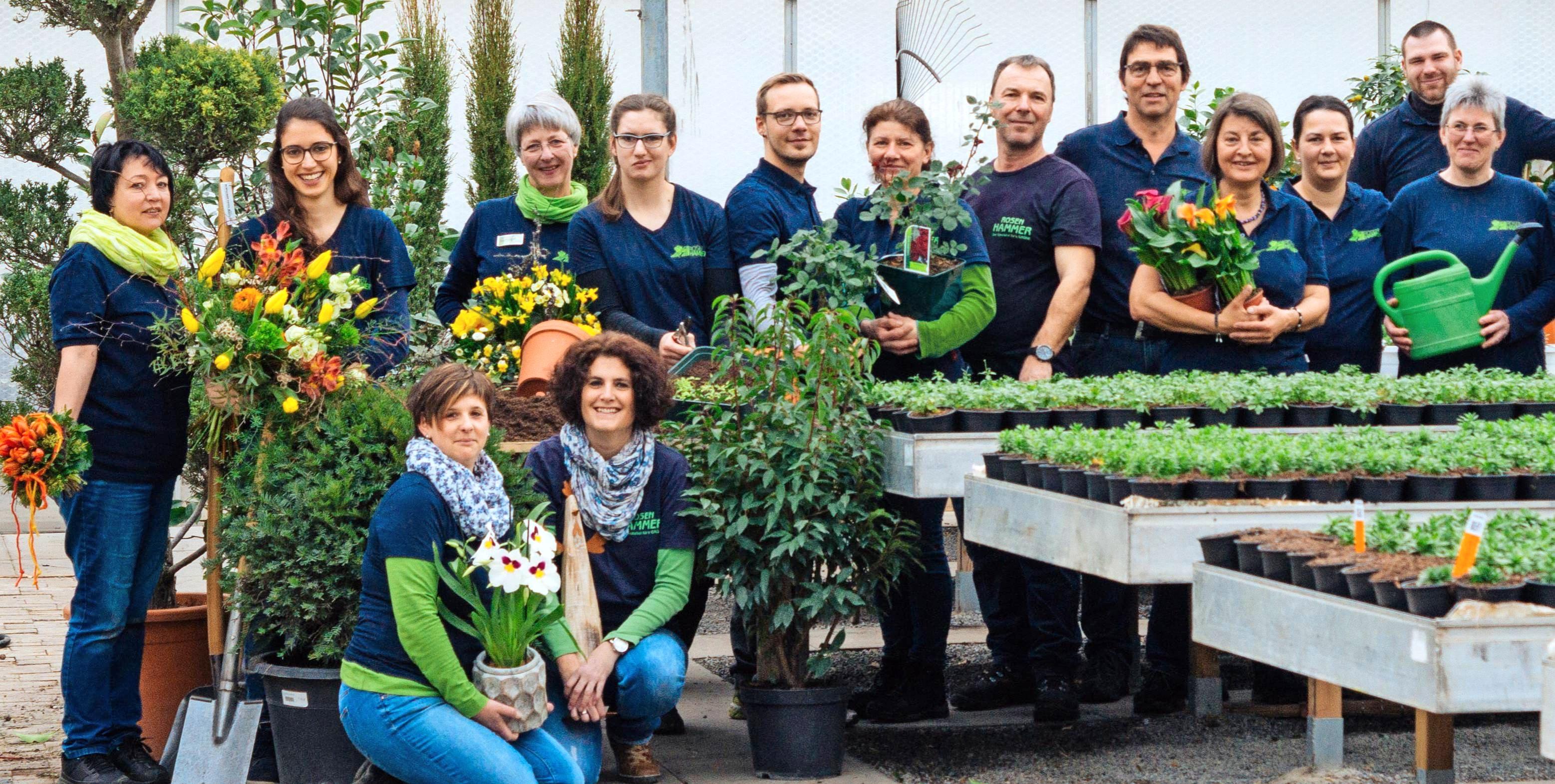 Familie Hammer und ihr kompetentes Team beraten in allen Fragen rund ums Gärtnern. Auf 5000 Quadratmetern finden Kunden derzeit eine riesige Auswahl an Frühlingsblühern. Foto: privat Familie Hammer und ihr kompetentes Team beraten in allen Fragen rund ums Gärtnern. Auf 5000 Quadratmetern finden Kunden derzeit eine riesige Auswahl an Frühlingsblühern. Foto: privat