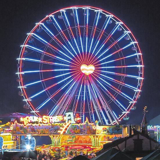 Das Riesenrad leuchtet wieder in den Farben des Backfischfestes. Foto: Bernward Bertram Das Riesenrad leuchtet wieder in den Farben des Backfischfestes. Foto: Bernward Bertram